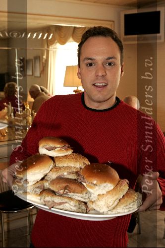 Fijnaart 25 november 2004
Frans Bauer  met broodjes voor de visite
