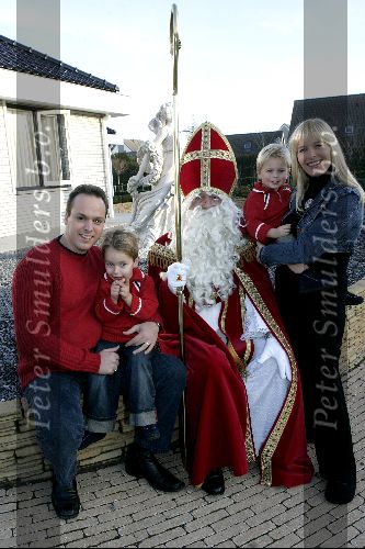 Fijnaart 25 november 2004
Frans Bauer zijn zwangere vrouw Mariska Bauer en sinterklaas