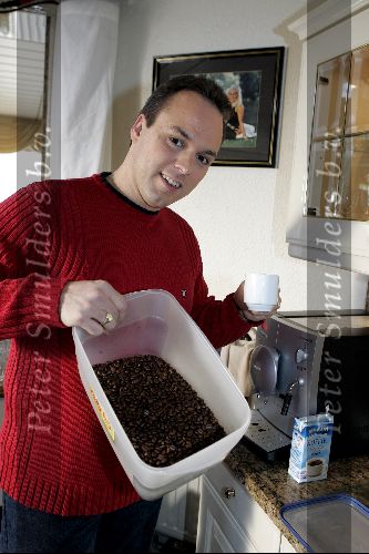Fijnaart 25 november 2004
Frans Bauer met koffie