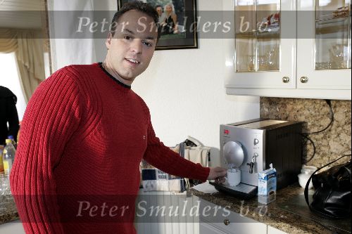 Fijnaart 25 november 2004
Frans Bauer met koffie
