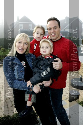 Fijnaart 25 november 2004
Frans Bauer en familie opnames met Sinterklaas en Kamelen.  Frans met Mariska Christian en Jan