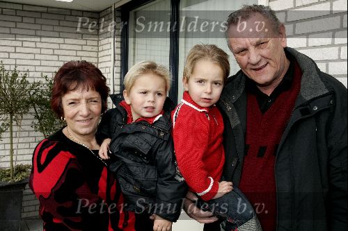 Fijnaart 25 november 2004
Frans Bauer en familie opnames met Sinterklaas en Kamelen.    Christian en Jan met ouders Frans Bauer