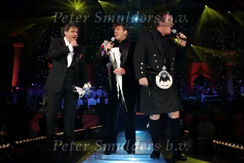 Rotterdam 6 december 2004
Optreden Gerard Joling in Ahoy.
Gerard Joling  met Rene Froger en gordon in kilt