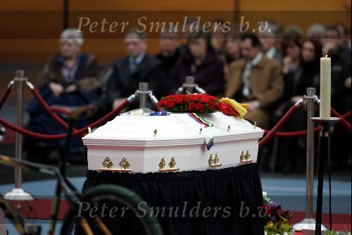 Alkmaar 8 november 2004
Herdenkingsdienst Gerrie Kneteman in alkmaar.
Kist met wereldkampioensschaps trui