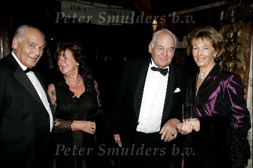 Amsterdam 29 november 2004
Presentatie nieuwe lijn Hans Schreuder in Tuschinski.
Gerrit v d Valk  met vrouw  Toos v d Valk en broer met vrouw