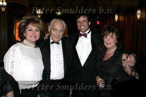 Amsterdam 29 november 2004
Presentatie nieuwe lijn Hans Schreuder in Tuschinski.
Christine Kroonenberg met Gerrit v d Valk en partners