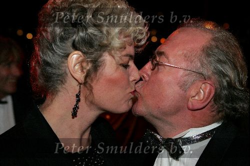 Amsterdam 15 november 2004
Opening theater Carre in Amsterdam.
Harry Slinger met vrouw kussend
