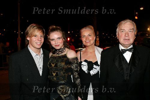 Amsterdam 15 november 2004
Opening theater Carre in Amsterdam.
Henk v d Meyden met vrouw en dochter