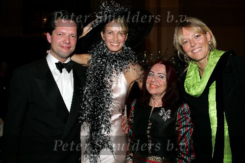 Arnhem 19 november 2004
Gala van de Ronnie Tober Foundation.
Guido den Aantrekker Anouk Voorveld Henriette Dijkinga en Dorien Ouborg