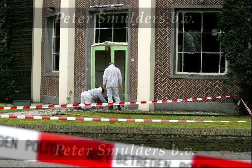 Bij islamitische school aan de Frankrijkstraat is maandagmorgen rond half vier een ontploffing geweest. Daardoor is de ingang van de school ernstig beschadigd. Ruiten van woningen in de omgeving zijn door de ontploffing gesneuveld.