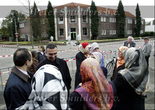 Bij islamitische school aan de Frankrijkstraat is maandagmorgen rond half vier een ontploffing geweest. Daardoor is de ingang van de school ernstig beschadigd. Ruiten van woningen in de omgeving zijn door de ontploffing gesneuveld.