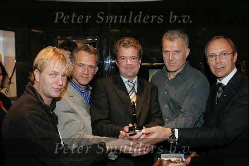 Amsterdam 17 november 2004
Presentatie boek Jaap Jongbloed enSimon Vuyk.
Simon Vuyk Han Jahae en Jaap Jongbloed en Peter R de Vries