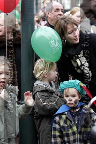 Amsterdam 27 november 2004
Sinterklaas op de cornelis schuytstraat.
Vrouw en zoon Jack Spijkerman