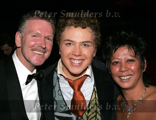 Eindhoven 21 november 2004
Premiere Hello Dolly in schouwburg Eindhoven.
Jamai Idols met ouders