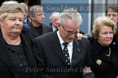 Alkmaar 8 november 2004
Herdenkingsdienst Gerrie Kneteman in alkmaar.
Jan janssen met vrouw huilend en Erica Terpstra