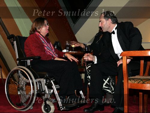 Amsterdam 15 november 2004
Opening theater Carre in Amsterdam.
Burgemeester Job Cohen met zijn vrouw in rolstoel