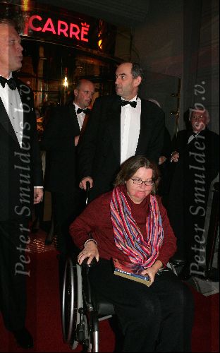 Amsterdam 15 november 2004
Opening theater Carre in Amsterdam.
Burgemeester Job Cohen met zijn vrouw in rolstoel en beveiliging