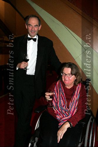 Amsterdam 15 november 2004
Opening theater Carre in Amsterdam.
Burgemeester Job Cohen met zijn vrouw in rolstoel