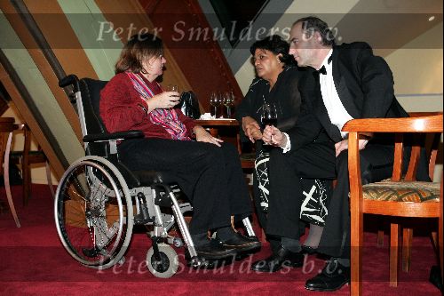 Amsterdam 15 november 2004
Opening theater Carre in Amsterdam.
Burgemeester Job Cohen met zijn vrouw in rolstoel