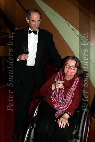 Amsterdam 15 november 2004
Opening theater Carre in Amsterdam.
Burgemeester Job Cohen met zijn vrouw in rolstoel