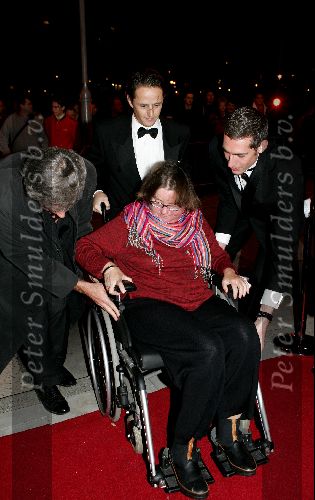 Amsterdam 15 november 2004
Opening theater Carre in Amsterdam.
vrouw Job Cohen in rolstoel