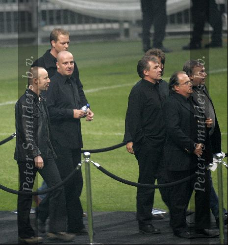 Amsterdam 27 september 2004
Afscheid Andre Hazes in de Amsterdam Arena
Paul de Leeuw Guus Meeuwis Blof en John v d Ven ( geheel rechts op voorgrond )
Peter Smulders BV