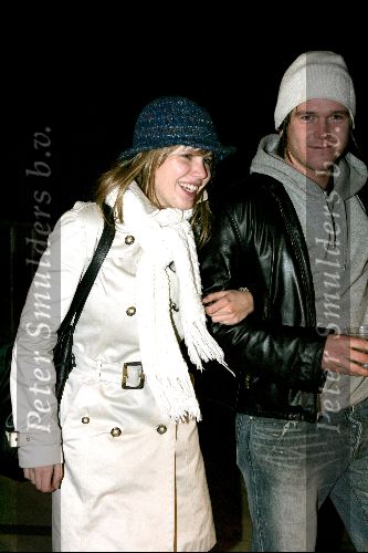 Amsterdam 8 november 2004
Herdenkingsdienst Theo v Gogh in de westergasfabriek.
Johnny de Mol jr met een vriendin