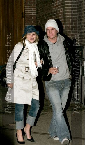 Amsterdam 8 november 2004
Herdenkingsdienst Theo v Gogh in de westergasfabriek.
Johnny de Mol jr met een vriendin