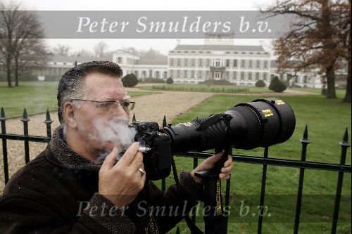 Soestdijk 29 november 2004
Joop v Tellingen met sigaret bij Paleis soestdijk