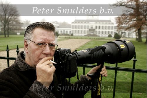 Soestdijk 29 november 2004
Joop v Tellingen met sigaret bij Paleis soestdijk