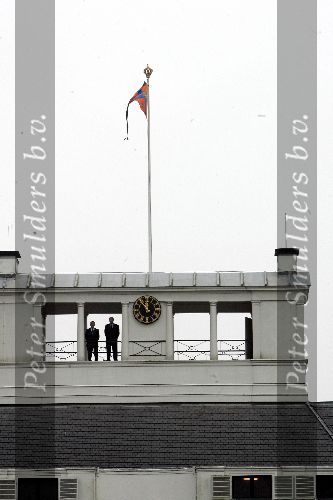 Soestdijk 5 december 2004
Prins Bernhard wordt vanaf  Paleis Soestdijk naar paleis Noordeinde gebracht.  
Vlag Koningin beatrix met zwarte wimpel