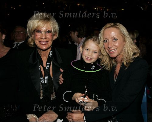 Rotterdam 6 december 2004
Optreden Gerard Joling in Ahoy.
Mary Borato met Sylvana Borsato en Romy