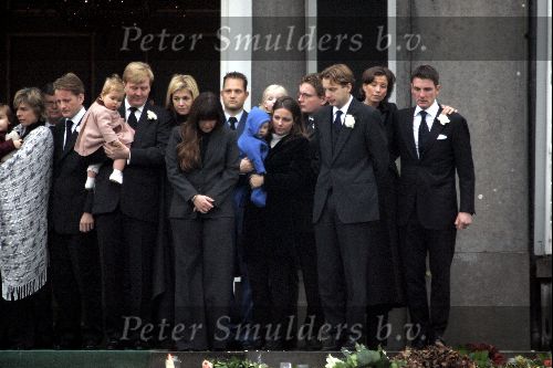 Soestdijk 5 december 2004
Prins Bernhard wordt vanaf  Paleis Soestdijk naar paleis Noordeinde gebracht.   Prinses Laurentien Prins Friso Prins Willem Alexander Amalia  op bordes