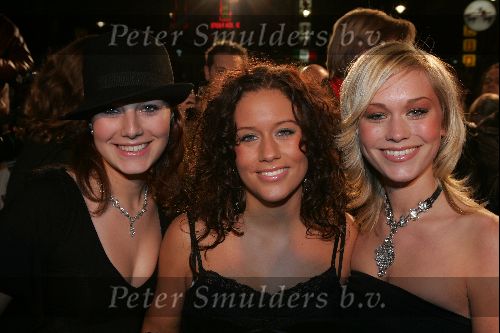 Amsterdam 8 november 2004
Premiere Bridget Jones  in tuschinski.
Finalisten Popstars. v.l.n.r. Esri, Mariette en Lianne