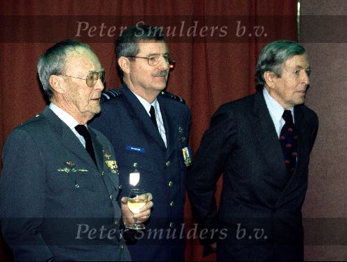 Eindhoven, 18 januari 1994
Prins Bernhard onderscheidt zijn kleinzoon Prins Willem alexander met het behalen van zijn vliegbrevet F-27 hier opde foto met zijn schoonzoon Prins Claus