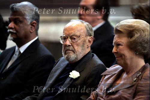 Amsterdam 24 juni 2004
Prins Bernhard en Koningin Beatrix bij uitreiking zilveren anjers  in paleis op de dam.