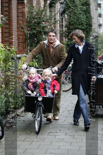 Amsterdam 27 november 2004
Prins Maurits Prinses Marilene met Anna en Lucas op bakfiets