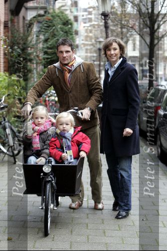 Amsterdam 27 november 2004
Prins Maurits Prinses Marilene met Anna en Lucas op bakfiets