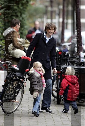 Amsterdam 27 november 2004
Prins Maurits Prinses Marilene met Anna en Lucas op bakfiets. Marilene zwanger