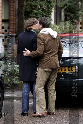 Amsterdam 27 november 2004
Prins Maurits Prinses Marilene met Anna en Lucas op bakfiets. Marilene en Maurits kussend