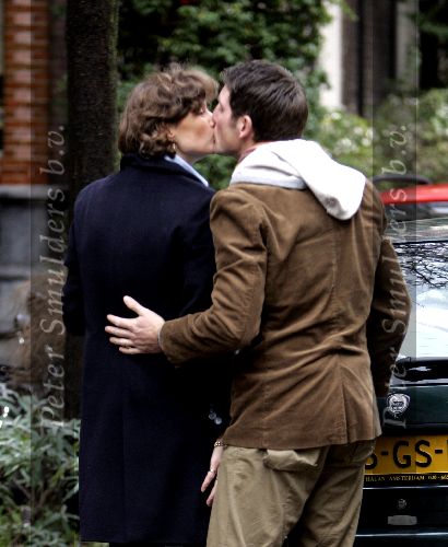 Amsterdam 27 november 2004
Prins Maurits Prinses Marilene met Anna en Lucas op bakfiets. Marilene en Maurits kussend