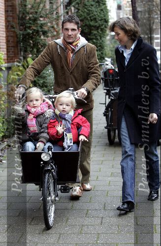 Amsterdam 27 november 2004
Prins Maurits Prinses Marilene met Anna en Lucas op bakfiets
