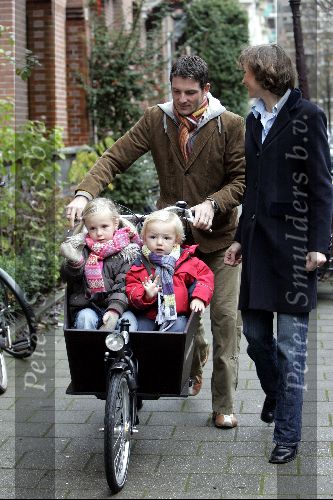 Amsterdam 27 november 2004
Prins Maurits Prinses Marilene met Anna en Lucas op bakfiets