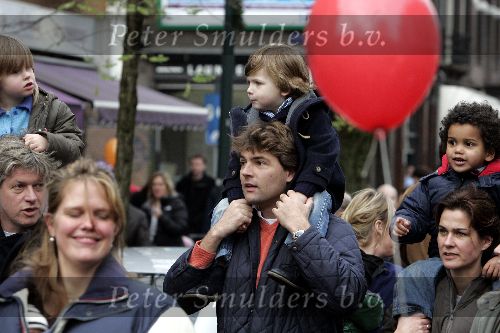 Amsterdam 27 november 2004
Sinterklaas op de cornelis schuytstraat.
Reinout Oerlemans met Tijmen