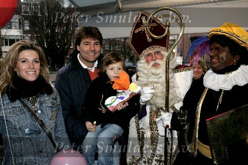 Amsterdam 27 november 2004
Sinterklaas op de cornelis schuytstraat.
Reinout Oerlemans met Tijmen en Danielle Overgaag