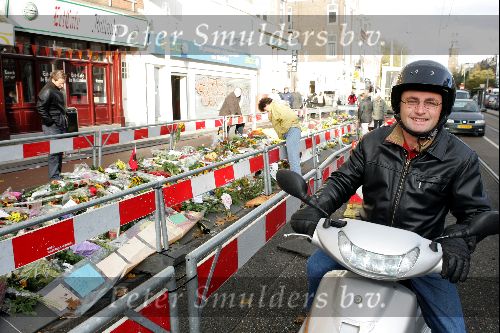 Amsterdam 5 november 2004
Bloemen bij plek waar Theo v Gogh is vermoord. 
Richard Mouw op scooter