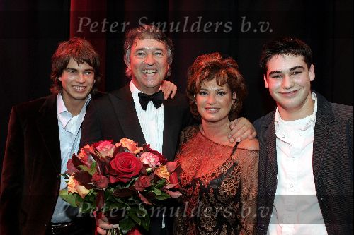 Amsterdam 26 november 2004
Premiere Andre v Duin in Carre
Ron Brandsteder met Yvonne Brandsteder en zoons