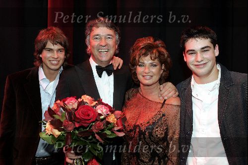 Amsterdam 26 november 2004
Premiere Andre v Duin in Carre
Ron Brandsteder met Yvonne Brandsteder en zoons