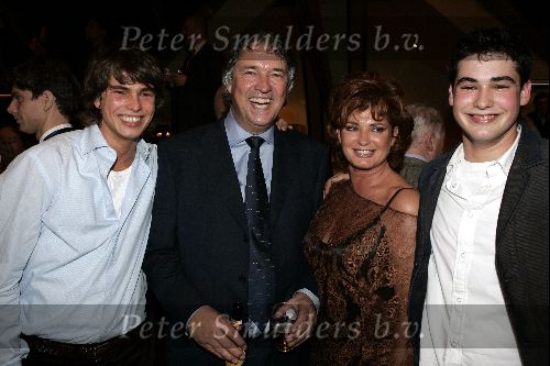 Amsterdam 26 november 2004
Premiere Andre v Duin in Carre
Ron Brandsteder met vrouw Yvonne Brandsteder  en hun zoons