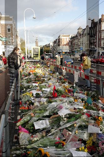 Amsterdam 5 november 2004
Bloemen bij plek waar Theo v Gogh is vermoord.